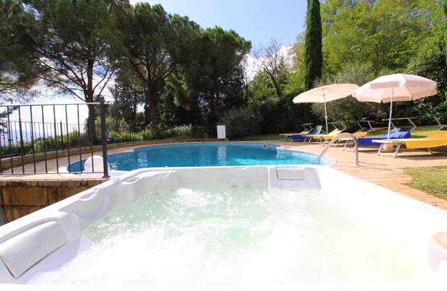 Beautiful private villa for 13 people with WIFI, private pool, TV and parking