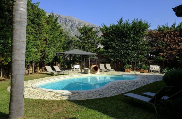 Beautiful private villa for 7 guests with WIFI, A/C, private pool, TV, patio and parking