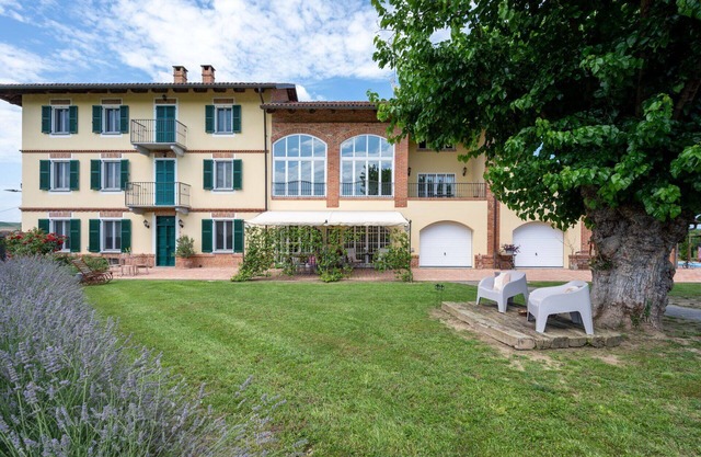 Beautiful private villa with hot tub, WIFI, TV, patio, pets allowed, panoramic view and parking