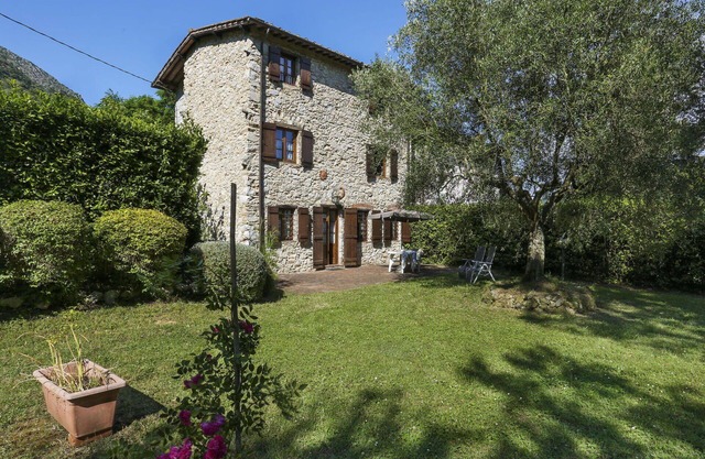 Beautiful private villa for 8 people with WIFI, TV, patio, pets allowed and parking
