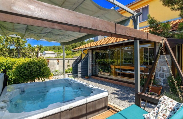 Beautiful private villa with WIFI, A/C, hot tub, private pool, TV, terrace and panoramic view
