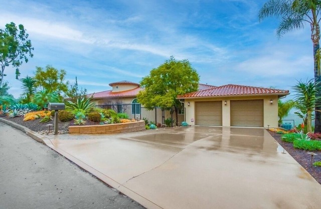 Beautiful property overlooking vineyards and golf course. Lots of amenities!