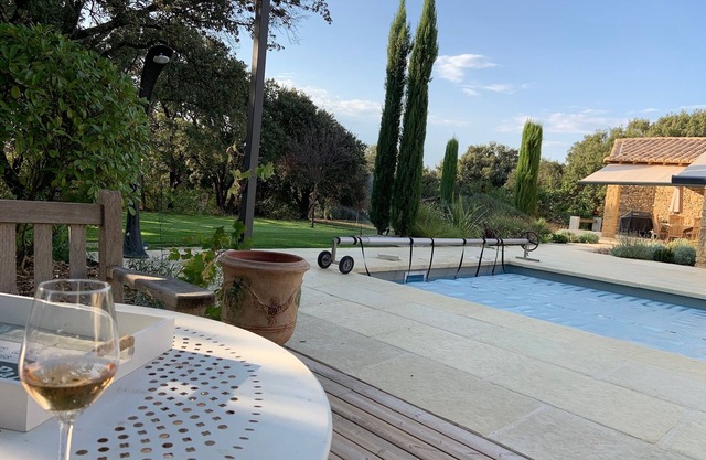 Beautiful Provencale villa with heated pool and spacious garden - close to Uzes