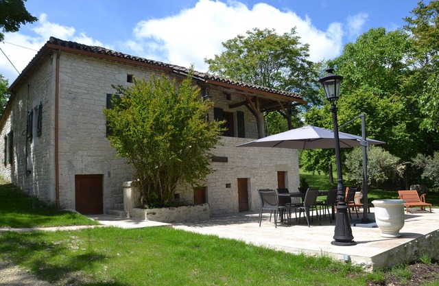 Beautiful Quercy house with swimming pool and large garden, 5mn from Montcuq