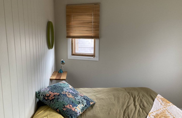 Beautiful, quiet well-lit room in Preston with breakfast included!