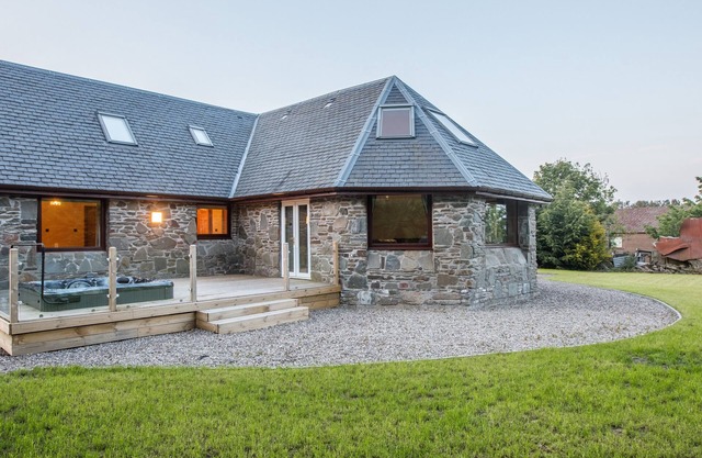 Beautiful relaxing house in fantastic peaceful location near Dundee with hot tub