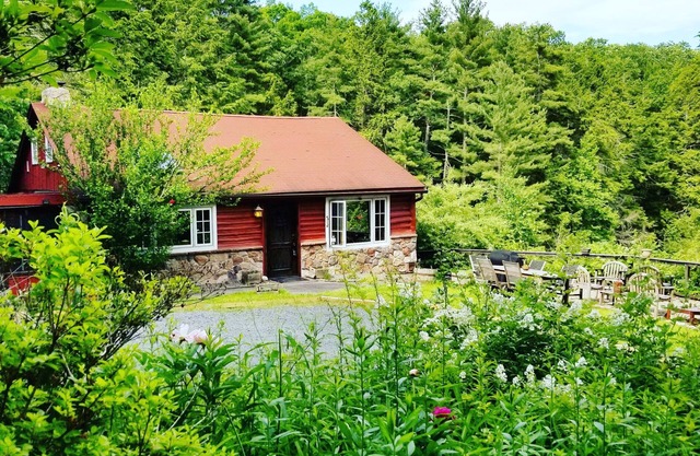 Beautiful, remote Catskills cabin over waterfall with amazing views & hot tub