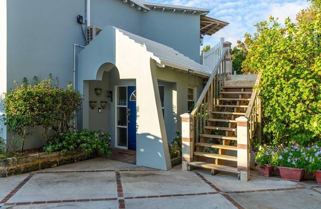 Beautiful renovated large studio