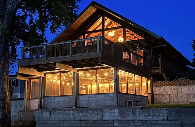 Beautiful riverfront log cabin home in Prairie du Chien