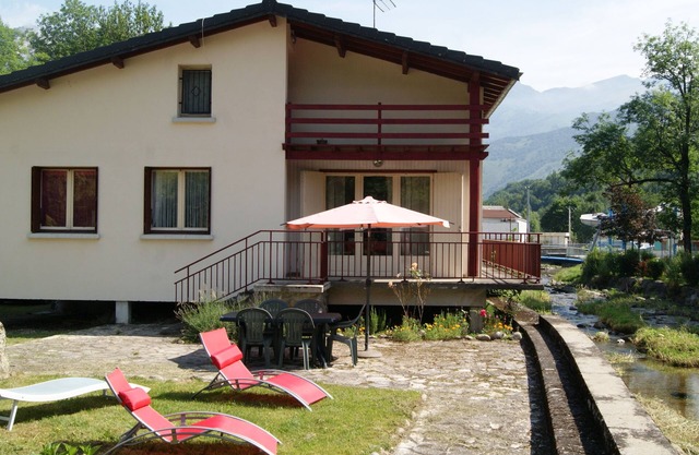 Beautiful riverside house with large grounds (WiFi)