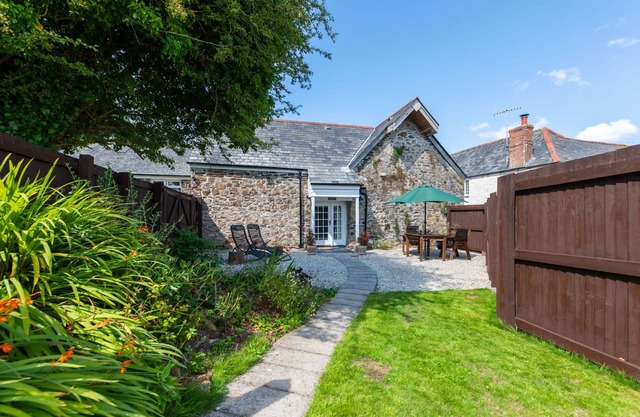 Beautiful, romantic 4* cottage in rural setting with Country Club membership.n