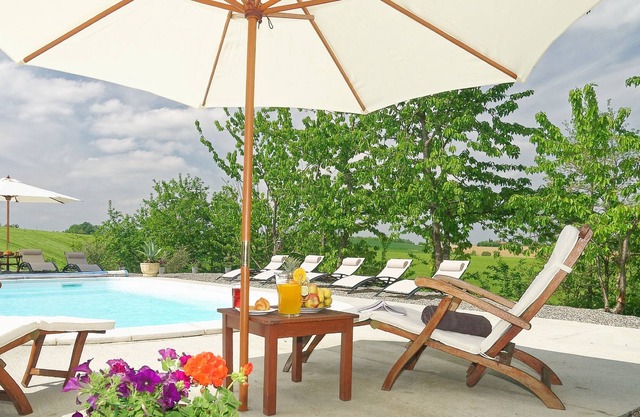 Beautiful spacious gite in the Gers with private lake