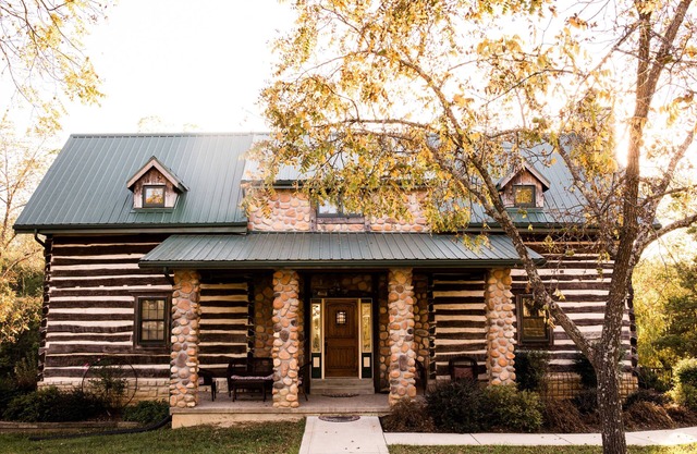 Beautiful secluded Log Home - Nestled in the country!