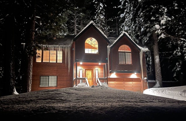 Beautiful South Lake Tahoe Cabin With Hot Tub