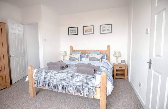 Beautiful, spacious 2 bedroom holiday house with parking and sea views.