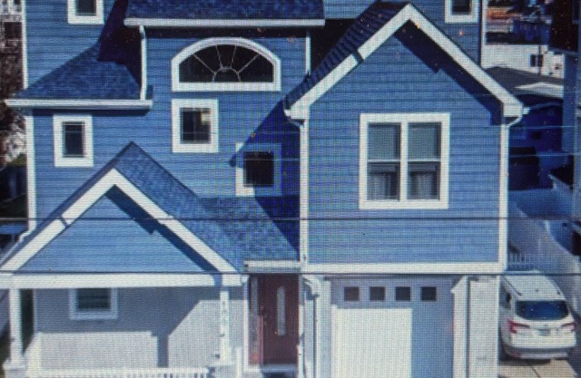 Beautiful, spacious 4 BR, 3.5 bath house located in the heart of North Wildwood