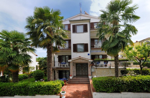 Beautiful spacious apartment (No. 3) with 2 bedrooms 300m from the beach