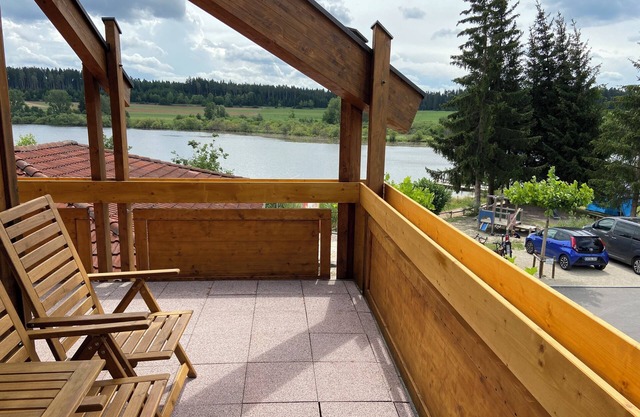 Beautiful spacious vacation apartment directly on the Kirnbergsee for up to 6 people