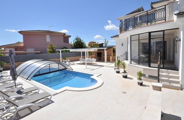 Beautiful spacious holiday home for families with a big swimming pool and garden - Free Wifi