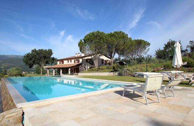 Beautiful spacious villa, 5 Beds, 15m Infinity Pool, lift, Garden, olive trees.