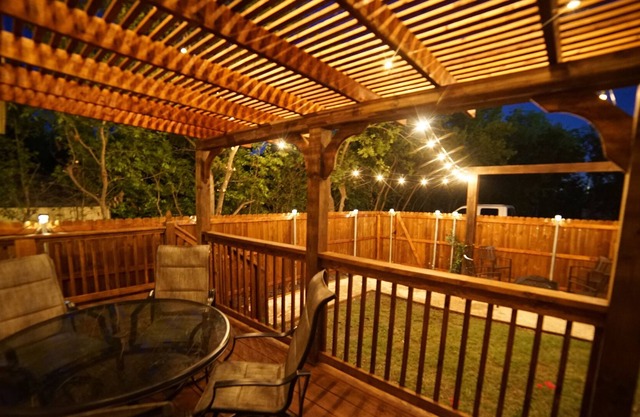 Beautiful Storybook Cottage Style Rustic Home Next To I-35 Easy Access!
