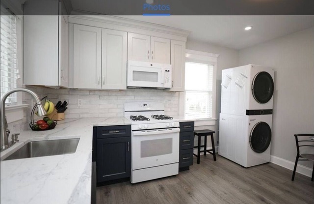 Beautiful sun filled 2 BR 3 blocks from beach- 2 beach passes- kids are free