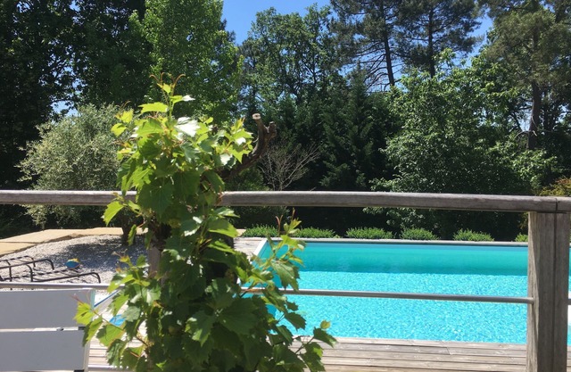 Beautiful sunny house with a swimming pool to rest and discover the Perigord