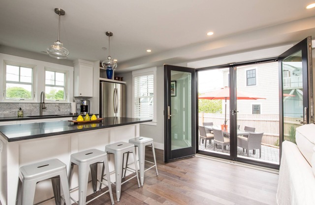 Beautiful townhome, 1 Block To Commercial, 2bd/2.5ba, FPs, Parking, Large Patio