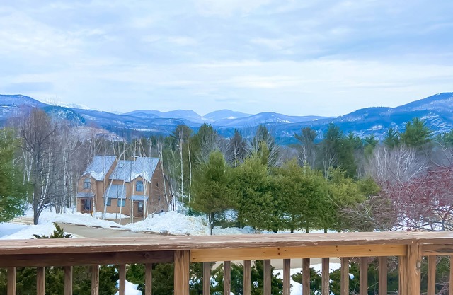 Beautiful townhome w/mountain views from the deck, near skiing