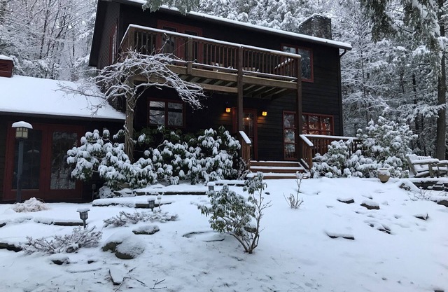 Beautiful, Tranquil Woodstock Mountain House in the Middle of 4 Wooded Acres