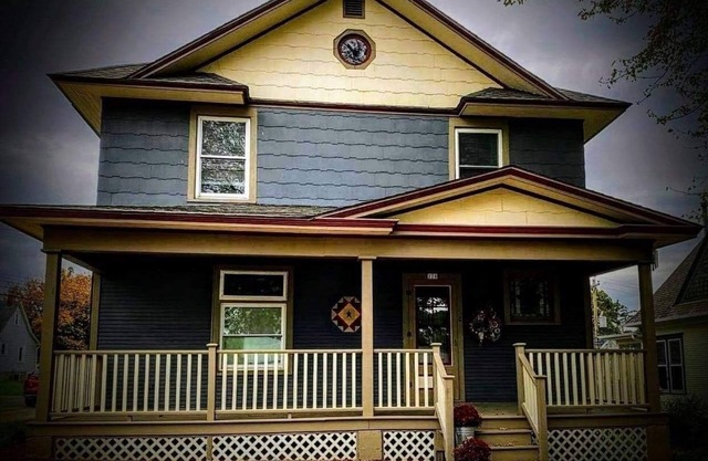 Beautiful turn of the century home in Elizabeth,Il 10 minutes from Galena