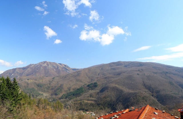 Beautiful Tuscan hamlet retreat, above Bagni di Lucca, with amazing views.