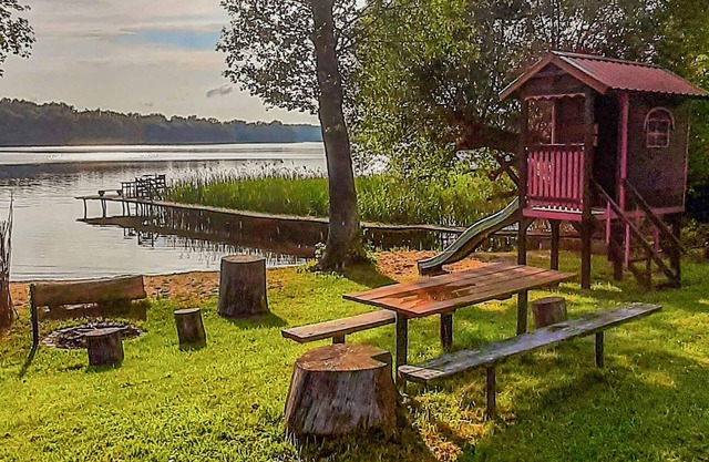 Beautiful vacation country house with large garden directly on the water.