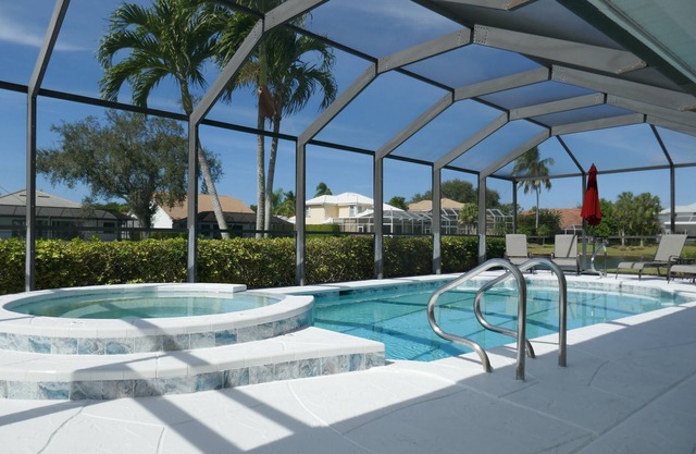Beautiful Vacation Home with Saltwater Pool and Spa, Lake View and SW Exposure