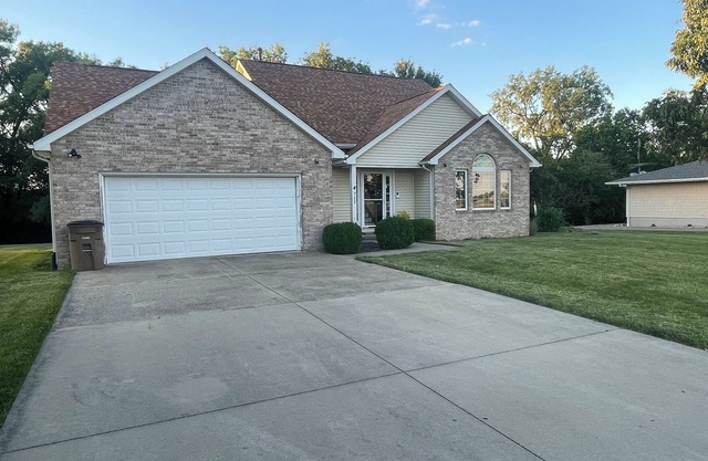 Beautiful vacation home seconds away from Lake Shelbyville Beach and Boat Ramp!