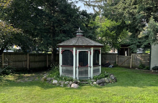 Beautiful,Victorian Apt ,very close to downtown for travel nurses and temps