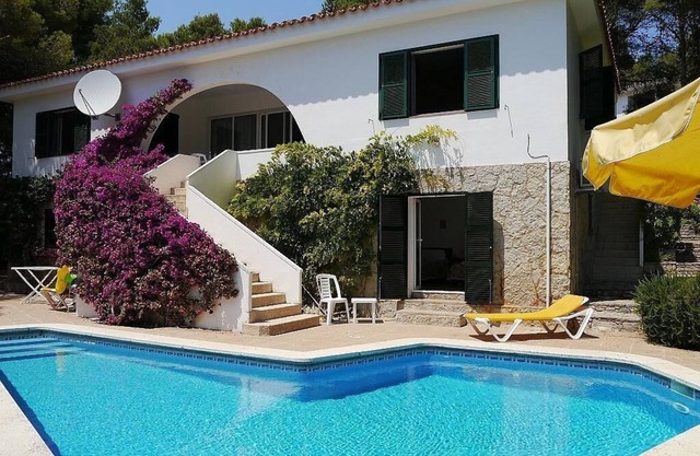 Beautiful Villa, private pool, 5 min walk to beach/local amenities, 4 bathrooms
