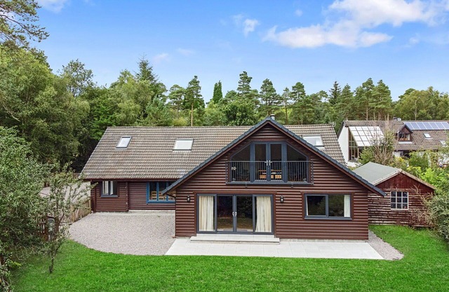 Beautiful villa for 10 guests with WIFI, pets allowed and parking