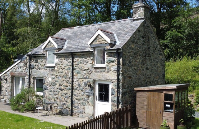 Beautiful villa for 4 guests with WIFI, pets allowed and parking