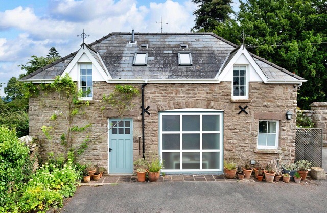 Beautiful villa for 4 guests with WIFI, pets allowed and parking