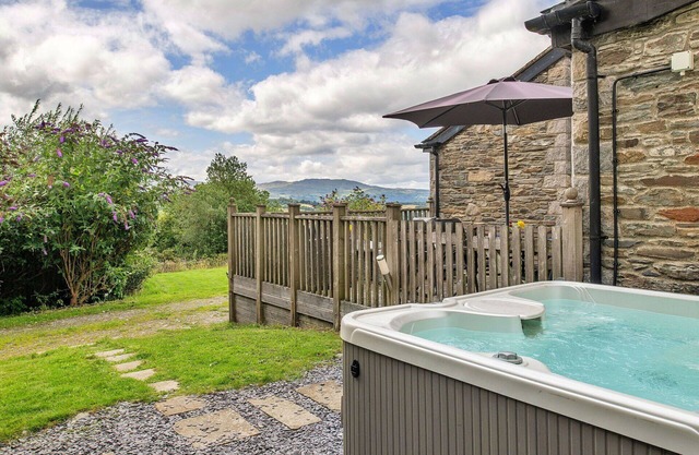 Beautiful villa for 4 guests with hot tub, WIFI, terrace, pets allowed and parking