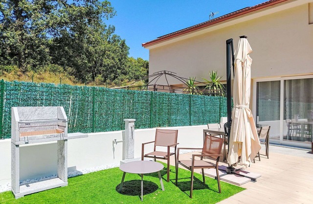 Beautiful villa for 4 guests with A/C, WIFI, TV, patio, pets allowed and parking