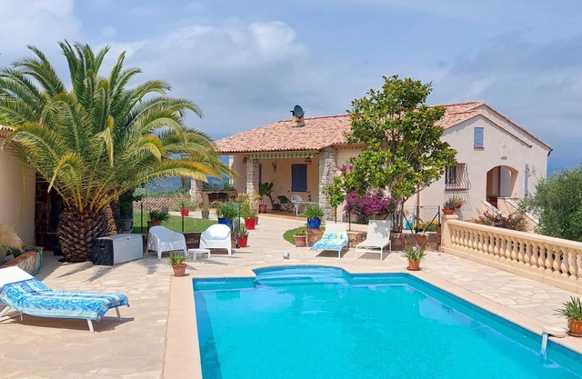 Beautiful villa for rent in a green setting