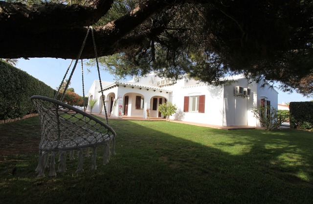 Beautiful villa with pool. Steps from the sea.