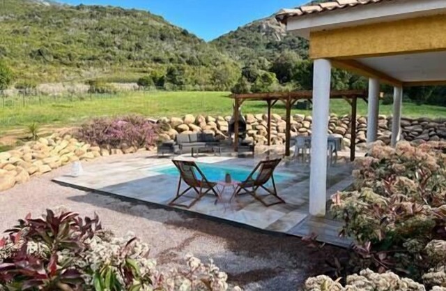 Beautiful villa with swimming pool in Sagone