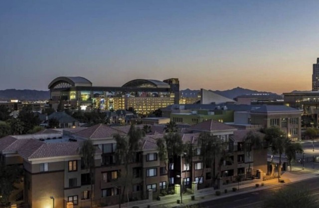 Beautiful Walkable Downtown Getaway