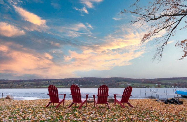 Beautiful Waneta Lake Front Cottage! KAYAKS! Wine Country FLX