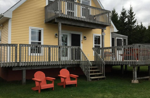 Beautiful waterfront cottage with spectacular view!