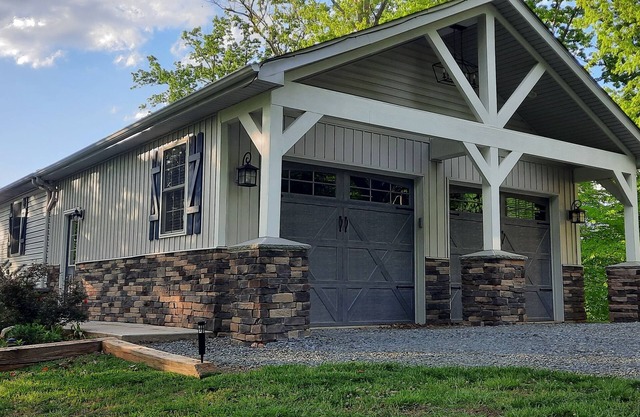 Beautiful waterfront lodge, private dock and breath taking views of Smith Mt.