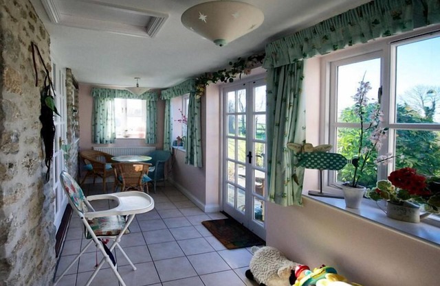 Beautiful, Welcoming Thatched Cottage 3 Miles From The Sea